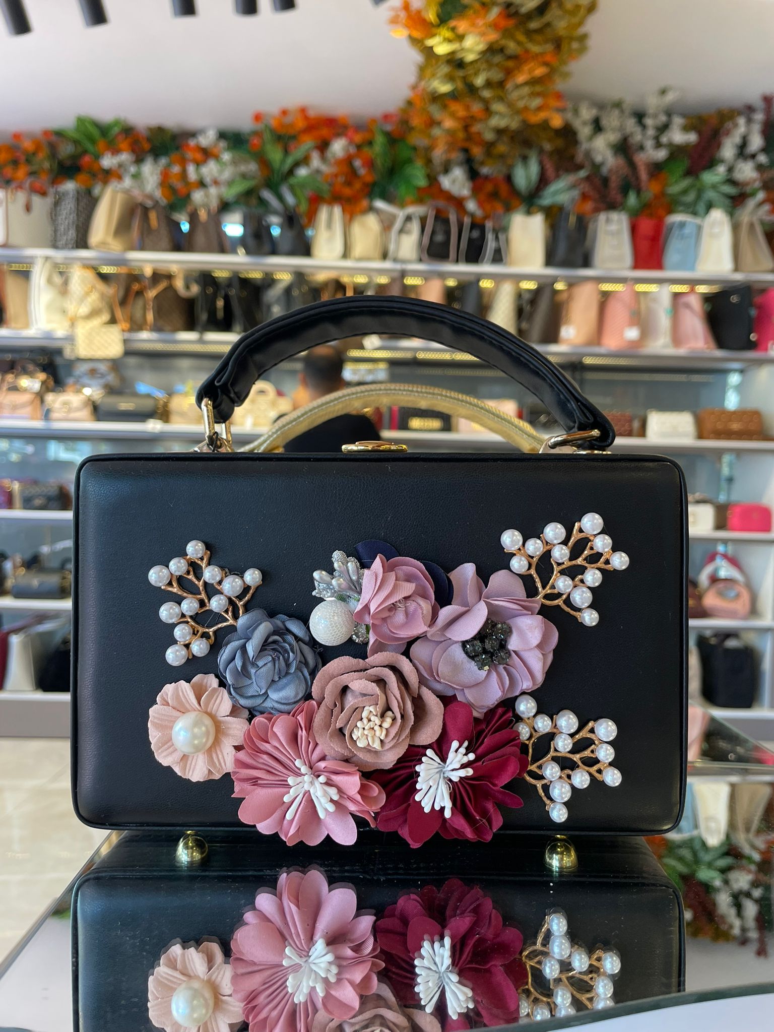 Çiçekli Siyah Çanta