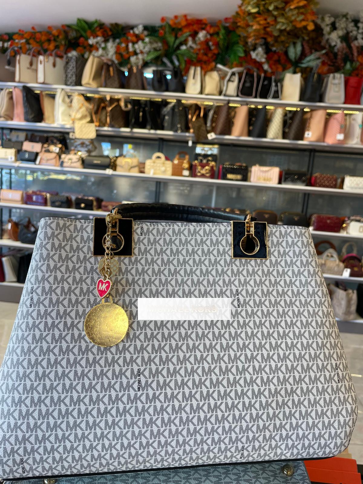 Yazılı Charmlı Çanta