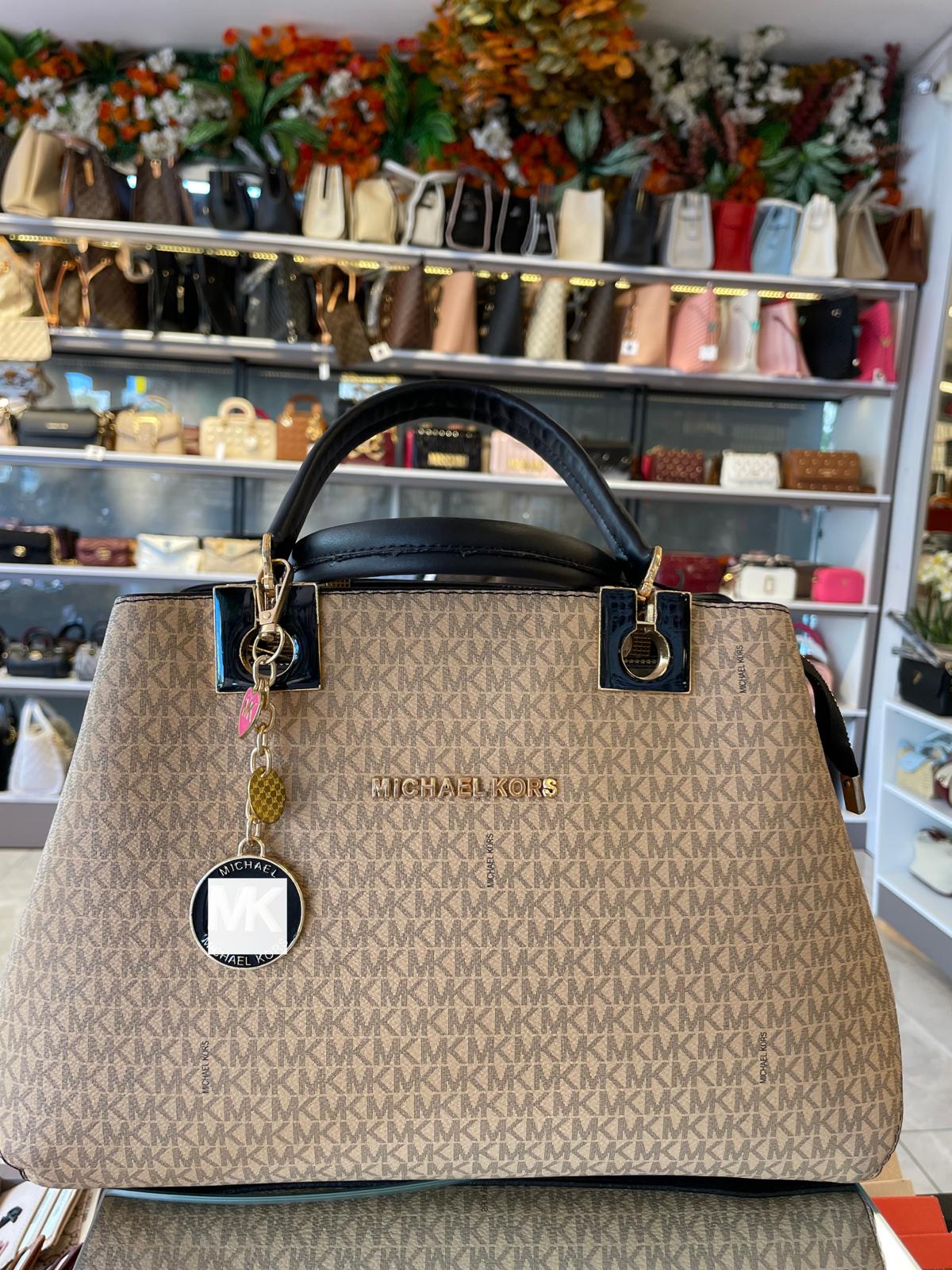 Yazılı Charmlı Çanta