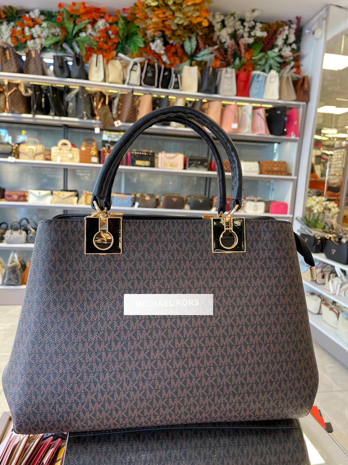 Yazılı Charmlı Çanta