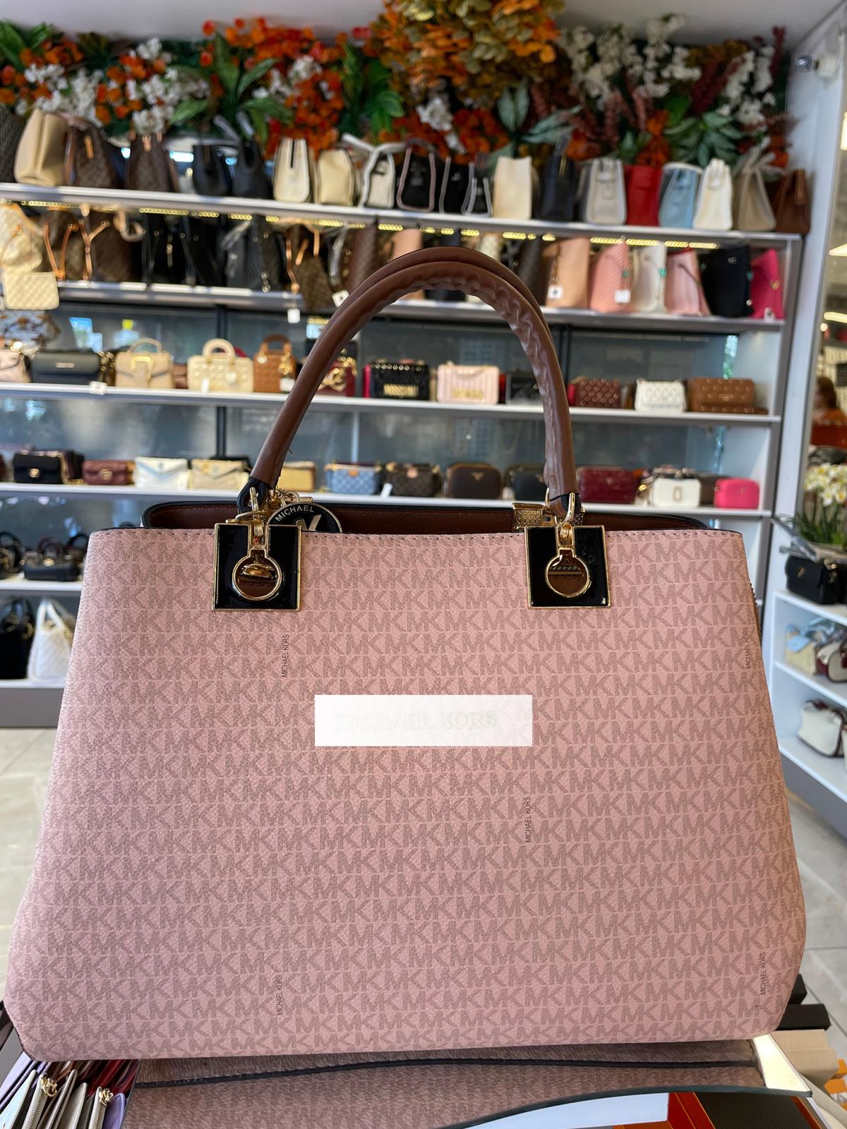 Yazılı Charmlı Çanta